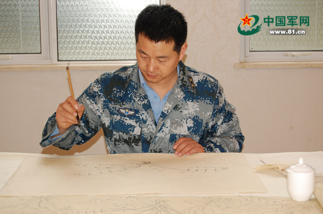 翰墨礪兵魂 空政文藝創作室書畫家走進空降兵某師采風創作紀實